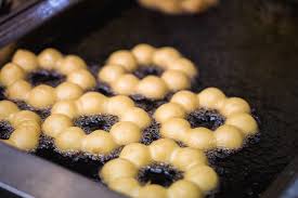 Pon de ring (ポンデリング) is a mister donut's signature donut in japan, which is made of a connected circle of 8 dough balls. What Are Mochi Donuts Everything About The Pastry Where To Find It Thrillist