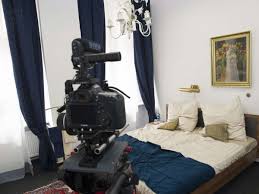 Mann schockiert über Kameras in Airbnb-Unterkunft - Erklärung des  Gastgebers ist noch dreister