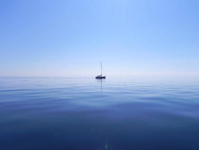 TIL the doldrums is a term for windless areas at the equator. Literally perfectly calm sea in the middle of the ocean where ships just get stuck for days. : r/thalassophobia