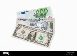 Drei Rechnungen Wert 100 indische Rupien, 100 Euro und 1 U.S.Dollar liegen  nebeneinander Stockfotografie - Alamy
