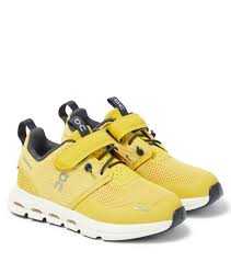 cloud play running shoes in yellow on
