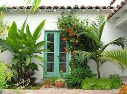 Simple backyard ideas with a tropical feel. 10 Beautiful Gardens With Tropical Plants