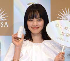 小松菜奈、小学校から日焼け止め使用 美肌の裏に母の助言「自分を褒めたいくらい塗り続けている」 | ORICON NEWS