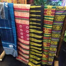Kain sutra umumnya dijadikan sarung atau warga setempat menyebutnya sebagai lipa sabbe. Makna Yang Terlupakan Dari Keunikan Corak Dan Warna Kain Sutra Khas Sulawesi Selatan Lifestyle Liputan6 Com