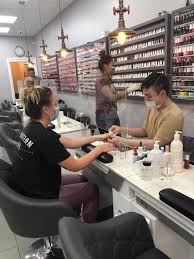 hollywood star nails station to