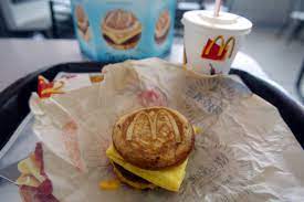 Mcdonald's serves breakfast every day until 11am. Mcdonald S Breakfast Hours 2021 When Mcdonald S Breakfast Starts And Ends