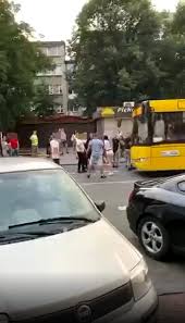 W centrum miasta przy ulicy mickiewicza autobus komunikacji miejskiej potrącił nastolatkę. 5ry4qfrt33j03m
