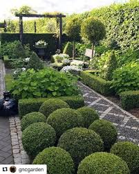 Sloped Garden Small Courtyard Gardens