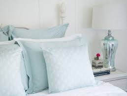 4 ways to style your bedroom pillows