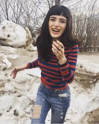 Little kiss for ya 😘, she wrote on instagram, puckering her lips and showing off her makeover. Image Result For Bella Thorne Black Hair Black Hair Bangs Performance Hairstyles Celebrity Hairstyles