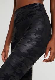 Graceful silky matte fabric innovative total shaping and maximum comfort 4 way stretch fabric, exclusively made for our brand 80% polyamide 20% elastane (lycra® xtra life™) recommended sizing: Spanx Leggings Strumpfe Matte Black Camo Schwarz Zalando De