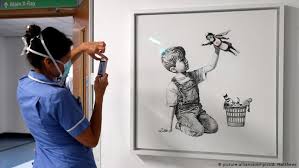 Bei einer auktion in london zerstörte sich ein kunstwerk des berühmten künstlers banksy selbst. So Dankt Banksy Den Helden Der Corona Krise Mit Kunst Im Krankenhaus Kultur Dw 07 05 2020