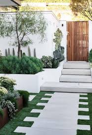 Modern And Chic Front Yard Design Ideas