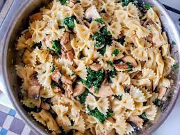 Farfalle With Mushrooms Spinach And Goat Cheese gambar png
