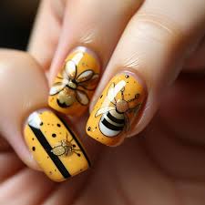nails design showcasing adorable bees