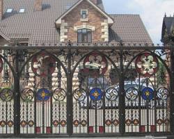 Изображение: кованые ворота в романском стиле