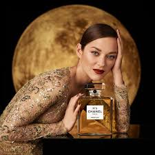 Marion cotillard has wowed on the november cover of harper's bazaar russia in a new stunning photoshoot. Watch Marion Cotillard Sing Lorde In This Chanel No 5 Film