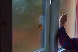 Fensterscheiben, die von innen beschlagen, können gesundheitliche risiken wie schimmelpilz verursachen. Beschlagene Fenster Durch Kondenswasser So Verhindern