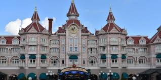 Disneyland paris is an entertainment resort with two amusement parks, disneyland and walt disney studios. One Disneyland Paris Hotel To Re Close Others Extend Closure Inside The Magic