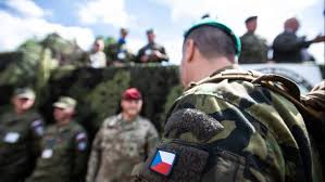 Ohlušující střelba a dým. Cvičení na Slovensku prověřilo vojáky NATO, čeští  výsadkáři hráli ‚ty zlé' | iROZHLAS - spolehlivé zprávy