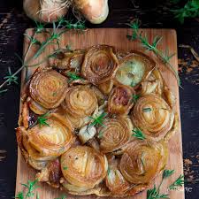 vegan caramelized onion tarte tatin