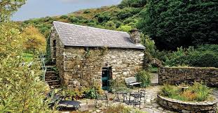 Detached Stone Cottage With Courtyard