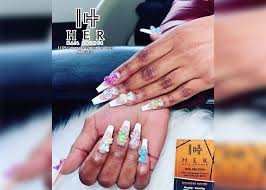 her nail lounge ideal salon in des