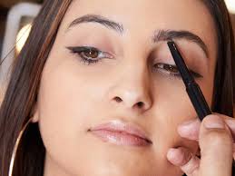 how to use an eyebrow pencil to fill in
