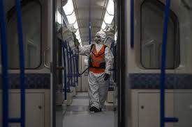 Auch der britische künstler banksy widmet sich in seinen werken der pandemie. Banksy Spruht Corona Kunstwerke In U Bahn Waggons