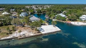 waterfront homes in midway