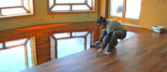 apply polyurethane to wood floors