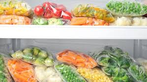 Congelar los alimentos a gran temperatura genera la proliferación de microorganismos, por lo que es si deseas congelar alimentos ya preparados como guisos o sopas, vacíalos en un recipiente de. Por Que Ahora El Congelador Es El Mejor Aliado Para Cocinar Menus Sanos Y Rapidos