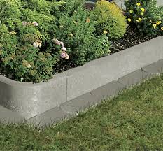 Rasenkantensteine aus beton werden in sehr vielen designvarianten angeboten, den größten aufwand verursacht hier die auswahl der steine, die gut zu haus und gartengestaltung passen. Beet Und Rasen Einfassen Anleitung Von Hornbach