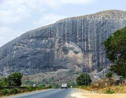 Zuma rock stands here for ages in the heart of nigeria, at an altitude of more than a thousand and a hundred meters from the surface of the earth. Zuma Rock Close To Abuja Nigeria Foto Bild Landschaft Alles Andere Fels Bilder Auf Fotocommunity