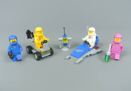 A really simple selection of parts results a fun little bot, in the classic space colours. Review 70841 Benny S Space Squad Brickset Lego Set Guide And Database