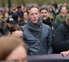 Laurence fox is part of one of the biggest family acting dynasties in history and is now running to be the next mayor of london. Laurence Fox Is Seeking Legal Advice After Police Warned About Breaking Covid Rules News Parrots