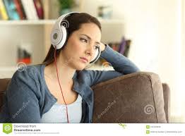 ¿qué canciones escuchar cuando uno está un poco triste? Mujer Triste Que Escucha La Musica En Casa Foto De Archivo Imagen De Abajo Missing 107259430