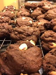 I have been trying chocolate chip cookie recipes forever to find the perfect cookie and this one is very close. Galletas De Chocolate Con Trocitos Blancos Aka Reverse Chocolate Chip Cookies Hb In Retrospect