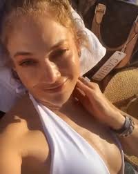 Que las fotos sean actuales, lo vamos viendo. Jennifer Lopez En La Playa Un Traje De Bano Blanco Revelo Su Impactante Figura A Los 50 Anos Infobae