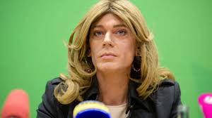 Giving her maiden press conference as a woman, the nation's first transgender lawmaker used the opportunity to urge germany to make it easier for people to legally change their gender. Bayern Transsexuelle Grunen Politikerin Tessa Ganserer So Reagierten Sohne Auf Neue Identitat Politik
