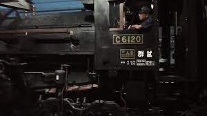 2023年7月13日 蒸気機関車C61 20の試運転中に不具合が発生、電気機関車EF64 1053に牽引され日没後の高崎に帰ってきました。EF64  1053＋C61 20＋12系客車5両 JR高崎駅 - YouTube
