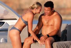 Ronaldo "béo" gây chú ý khi đi nghỉ mát cùng bạn gái kém 15 tuổi: Vòng 2  vẫn lớn nhưng ngoại hình đã khiến các fan yên tâm phần nào