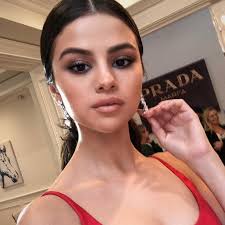 selena gomez wears a smoky eye to the