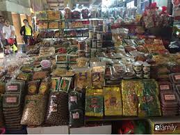 Chợ đầu mối lớn nhất Hà Nội đã tràn ngập đồ khô, bánh kẹo, mứt Tết