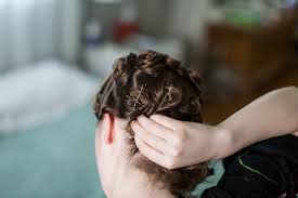 Before finishing the style with hair spray, brush the freshly made curls thoroughly, so that the texture appears more natural and airy. Mode De Lis Vintage Pin Curls For Short Hair Tutorial