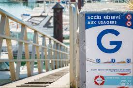 TALMONT サン ティレーヌ, フランス - 2016 年 9 月 23 日: Bourgenay、それはフランス語 - で書かれている記号の港のポンツーンの入り口にアクセス  ユーザーのために予約されての写真素材・画像素材 Image 87504491