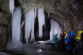 廃トンネル内に冬だけ現れる「氷の神殿」を見に行ってきました！（旬のおすすめ） | 福島市観光ノート