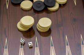Правилата на игра при челеби са идентични с тези на обикновената табла, с изключение на това, че чифтовете се доиграват, особеното при доиграването на чифт е, че освен четирите местения с посочената. Backgammon Igrajte Onlajn Tabla Pravila