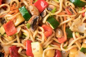 vegetable lo mein with garlic and