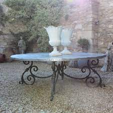 round garden table